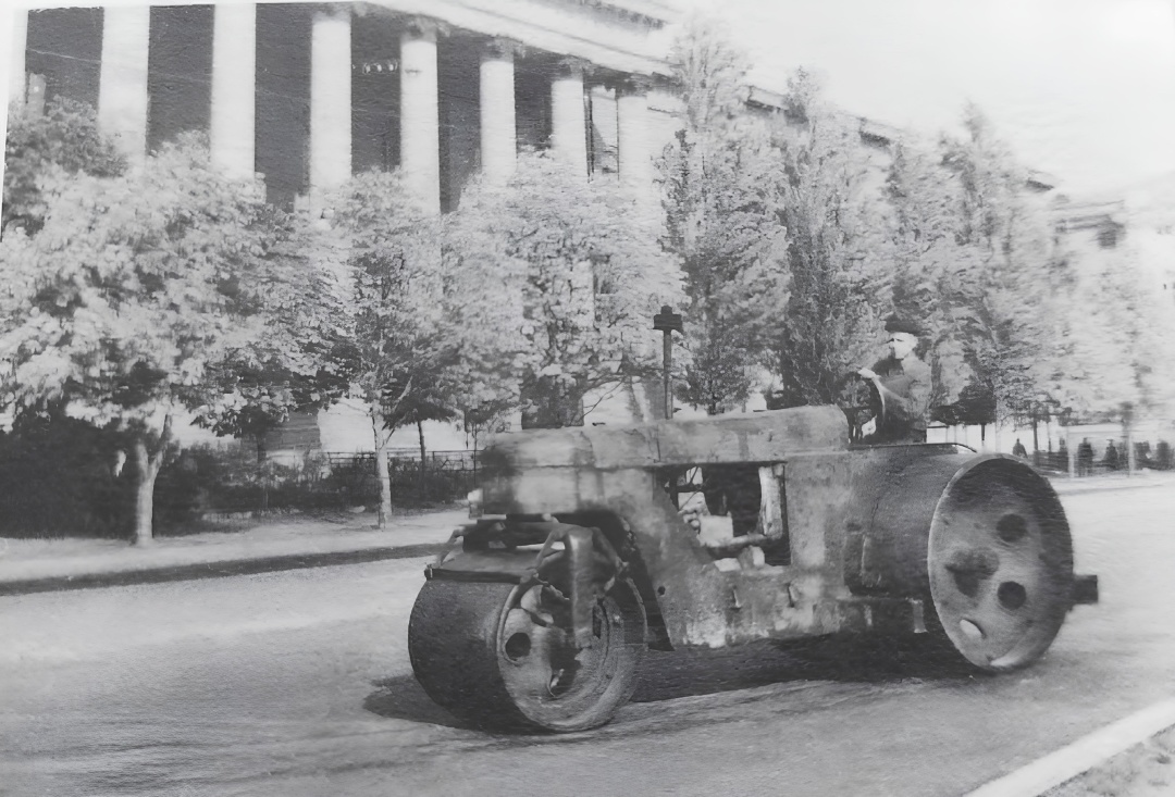 «Будинок із зіркою». Хрещатик, 25. 1950-ті роки. Фото Андрія Левченка.