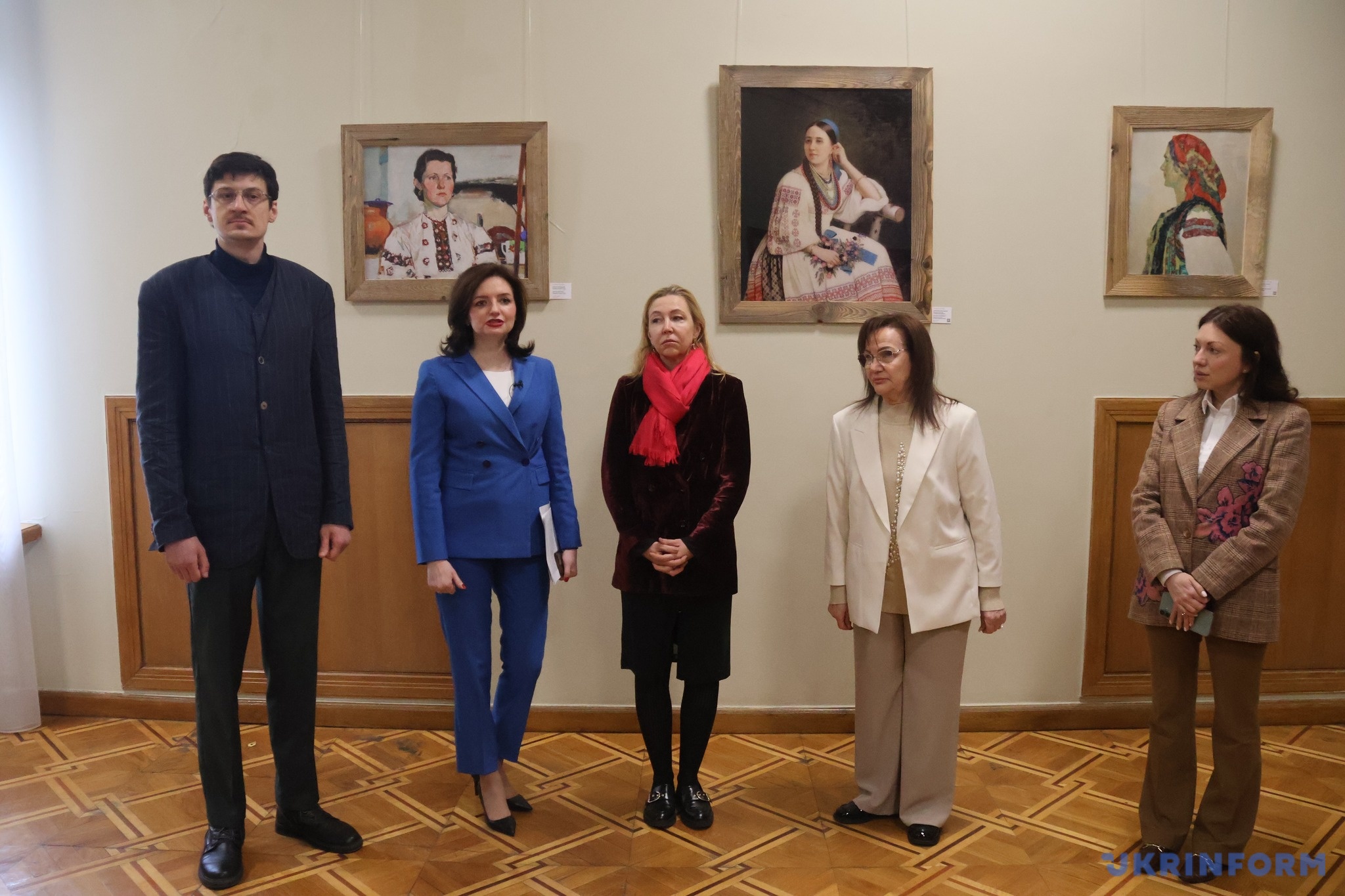 Учасники відкриття виставки у МЗС України