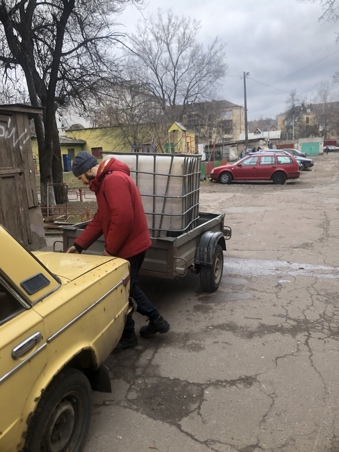 Автівка, на якій Сергій із кумом возив продукти й воду під час облоги Чернігова. Фото з особистого архіву Сергія