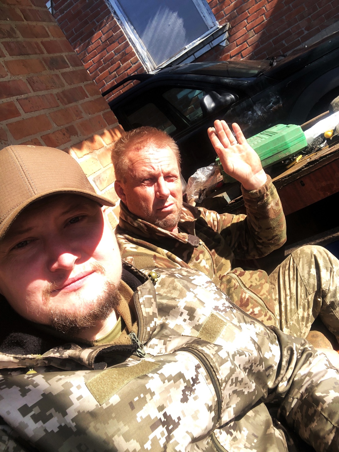 «Гайда» із побратимами під час навчань та відпочинку. Фото з особистого архіву Сергія