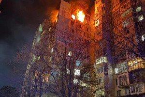 Через російську атаку в Одесі горять дві багатоповерхівки