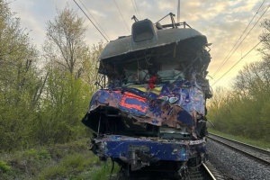 Аварія поїзда Київ-Ужгород: водій автокрана помер дорогою до лікарні