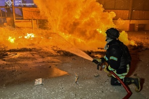 Пожежу гасили під обстрілами: росіяни уночі вдарили по поштовому складу в Херсоні