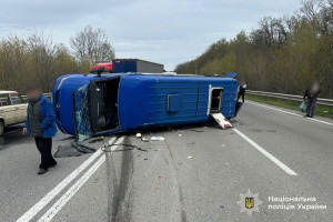 На Вінниччині позашляховик зіштовхнувся із рейсовим автобусом, шестеро постраждалих