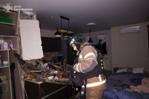 У Харкові двоє людей постраждали внаслідок влучання російського дрона у багатоповерхівку