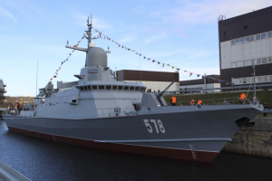 Fuerzas de Defensa atacan el buque Karakurt, portador ruso de misiles Kalibr, en Primorsk