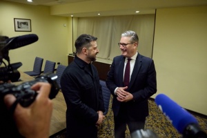 Ukraine ready for next round of trilateral talks, Zelensky says at meeting with Starmer