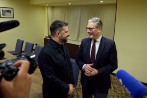 Ukraine ready for next round of trilateral talks, Zelensky says at meeting with Starmer