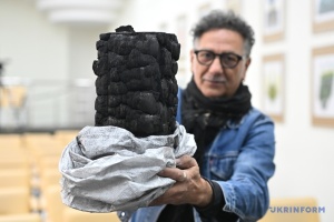 War on velvet cushions: Artifacts from destroyed Ukrainian cities will be carried through Venice streets