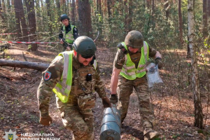 Hallan una ojiva del dron ruso Geran-2 en la zona forestal de Kyiv