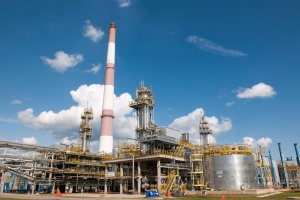 Reuters: Refinería en la región de Leningrado ha suspendido el refinado de petróleo tras ataque ucraniano con drones