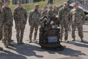 У Києві відкрили інсталяцію з уламків російського озброєння, присвячену героїзму піхоти