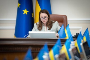Уряд дозволив виїзд за кордон окремим жінкам-посадовицям під час воєнного стану