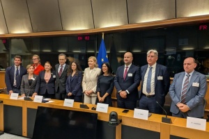 ШІ, фейки і демократія: Європа шукає спосіб зупинити інформаційний хаос