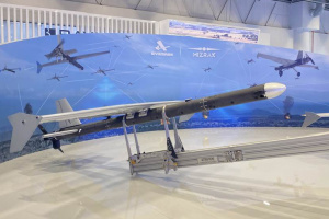 Виробник «Байрактарів» представив на SAHA 2026 ройові ударні дрони зі штучним інтелектом