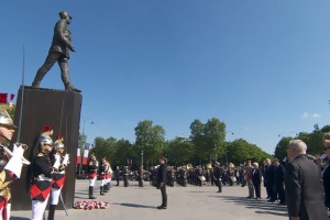У Франції відзначили 81-у річницю Перемоги - Макрон запалив вогонь на могилі Невідомого солдата