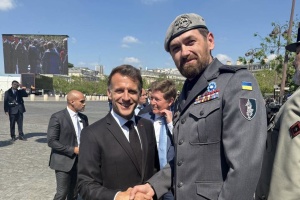 Урочистості у Парижі: українські ветерани подарували Макрону шеврони