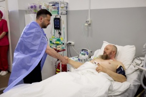 Зеленський у Дніпрі відвідав військових у госпіталі