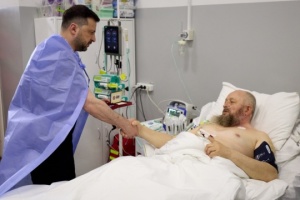 Zelensky visits wounded soldiers at hospital in Dnipro