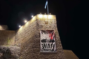 В Естонії на стіні Нарвського замку вивісили плакат «Путін - військовий злочинець»