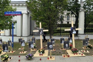 Біля посольства РФ у Варшаві провели акцію, на якій показали фото вбитих українських дітей