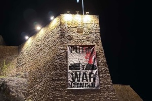 “Putin – war criminal” banner displayed on Narva Castle in Estonia