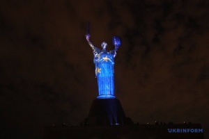 До Дня Європи «Батьківщину-мати» підсвітили у кольори прапору ЄС