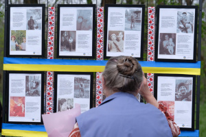У Запоріжжі відкрили фотовиставку «Серце, що виховало Героя»
