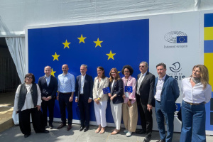 Le maire de Paris s'initie à la peinture de Petrykivka sur le stand ukrainien lors de la Journée de l'Europe