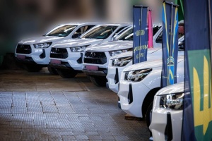 Харківщина передала двом бойовим бригадам партію пікапів