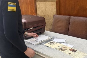 Митники на Закарпатті вилучили в киянки антикварні листівки з портретами Гітлера