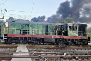 Війська РФ ударили по залізниці на Дніпропетровщині: поранений машиніст, пошкоджені локомотиви