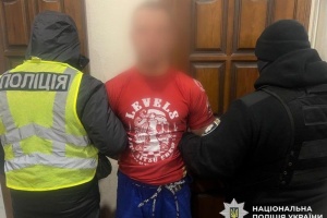 Перед судом постав тренер з джиу-джитсу, який вчиняв сексуальні злочини щодо дівчаток у Києві та Запоріжжі