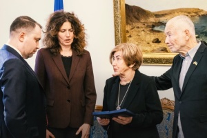 Буданов передав орден князя Ярослава Мудрого V ступеня рідним литовського режисера Мантаса Кведаравічюса