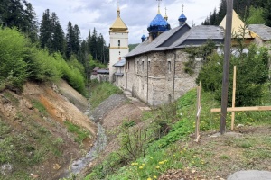 Манявський скит на Прикарпатті - під загрозою через підмив ґрунту під стінами