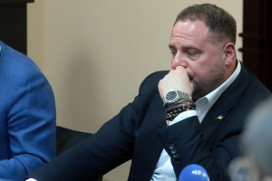 Єрмак після засідання суду заявив, що залишається в Україні і буде їздити на фронт