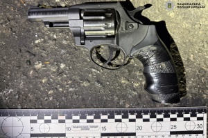 В Оболонському районі Києва чоловік влаштував стрілянину, його затримали