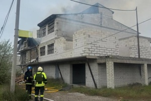На Одещині уламки БПЛА пошкодили триповерховий будинок