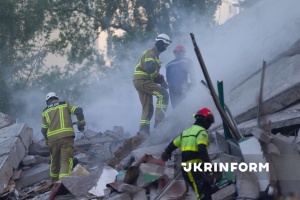 Внаслідок комбінованої атаки на Київ пошкоджені житлові забудови та інфраструктура, є постраждалі