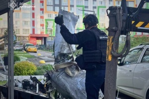 На Київщині рятувальники вилучили частини російської ракети з будинку