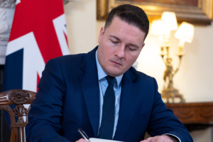Міністр охорони здоров’я Британії подав у відставку через «втрату довіри» до Стармера