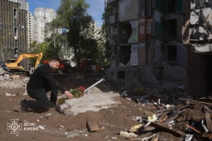 Зеленський вшанував пам'ять загиблих на місці ракетного удару РФ по будинку в Києві