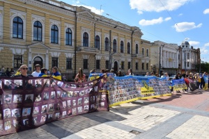 Flag with portraits of thousands prisoners of war and missing soldiers unfurled in Kropyvnytskyi