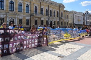 Flag with portraits of thousands prisoners of war and missing soldiers unfurled in Kropyvnytskyi