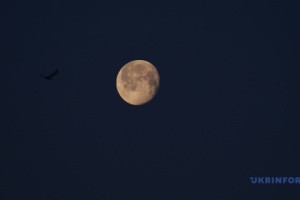 Ukrainian polar researchers show full Moon in Antarctica