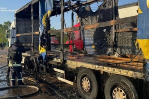 На Чернігівщині від удару росіян виникли пожежі, пошкоджена вантажівка