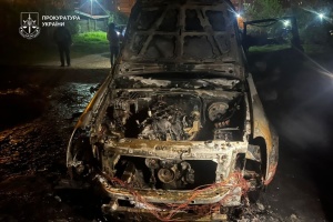 У Києві іноземець підпалював цивільні автівки, маскуючи їх під військові - прокуратура