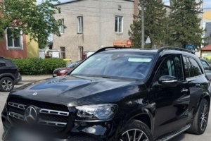 Під час обшуків у топпосадовців Нацполіції вилучили елітний автопарк, зброю та мільйони готівкою