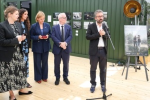 Exposition « Regards célestes » inaugurée à Cannes en hommage aux photographes ayant documenté la guerre en Ukraine