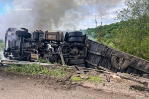 Росіяни атакували дроном вантажівку на Харківщині, загинув водій